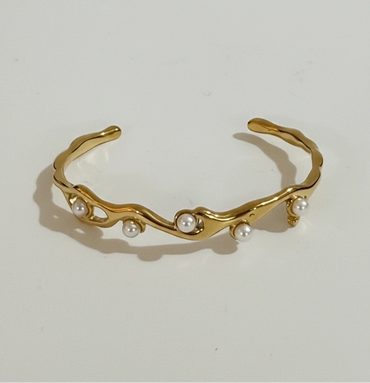 Pearla Wave Bracelet – Gold-Plated Pearl Cuff