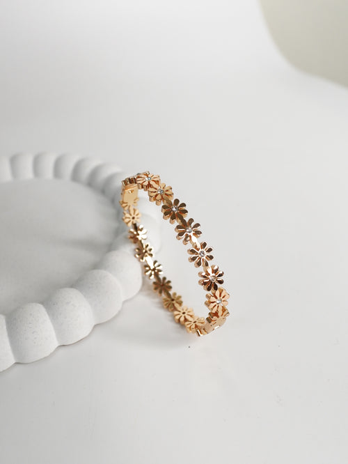 Daisy Bloom Bangle – 18K gold-plated stainless steel bangle