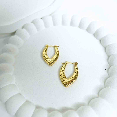 Textured V-Hoop Earrings – 18K gold-plated stainless steel hoop earrings