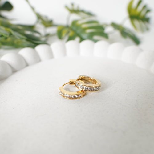 Minimal Crystal Huggie Earrings – 18K gold-plated stainless steel huggie earrings