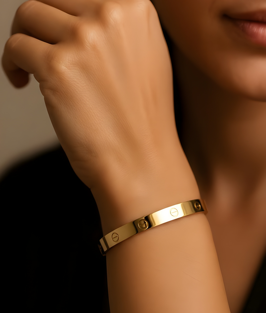 LuxeLock Bangle – 18K Gold-Plated Bracelet