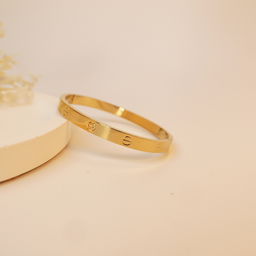 LuxeLock Bangle – 18K Gold-Plated Bracelet