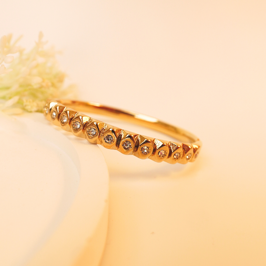 EdgeGlow Cuff – Gold-Plated Bracelet with Studded Rhinestones