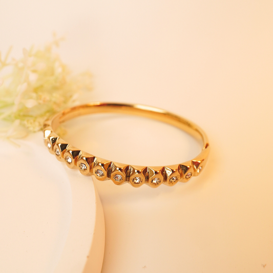 EdgeGlow Cuff – Gold-Plated Bracelet with Studded Rhinestones