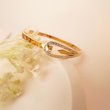 Sleek Gaze Bangle