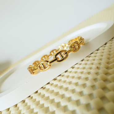 Ashara Royal Loop Bangle Bracelet