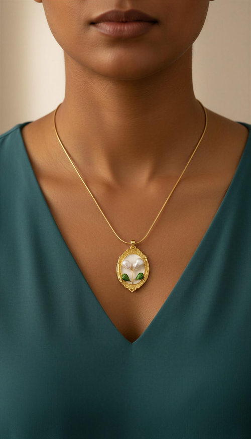 Vintage Bloom Locket Pendant Necklace – 18K gold-plated stainless steel pendant necklace